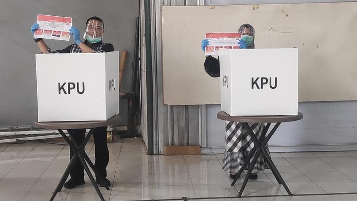Cawalkot Makassar Deng Ical dan istri nyoblos di TPS (Foto: Taufiq/detikcom)