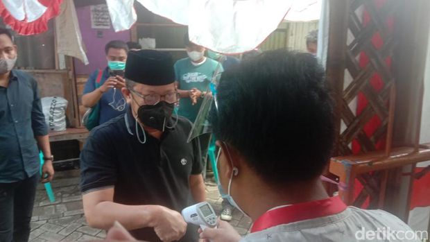 Cawalkot Makassar Irman Yasin Limpo (None) saat mencoblos di TPS (Reinhard-detikcom).