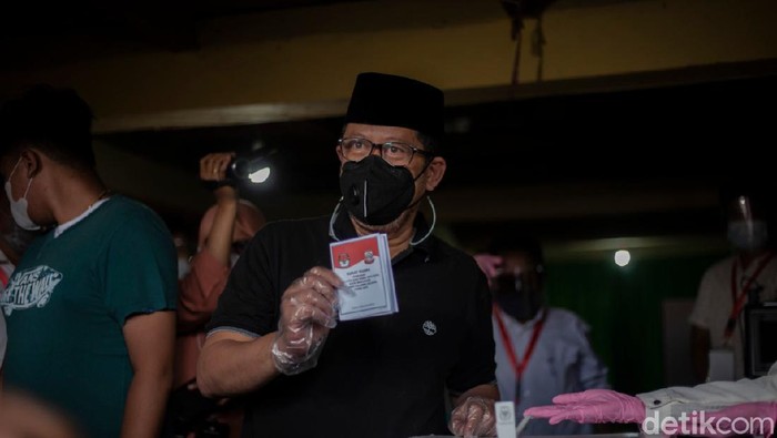 Cawalkot Makassar Irman Yasin Limpo (None) saat mencoblos di TPS (Reinhard-detikcom).