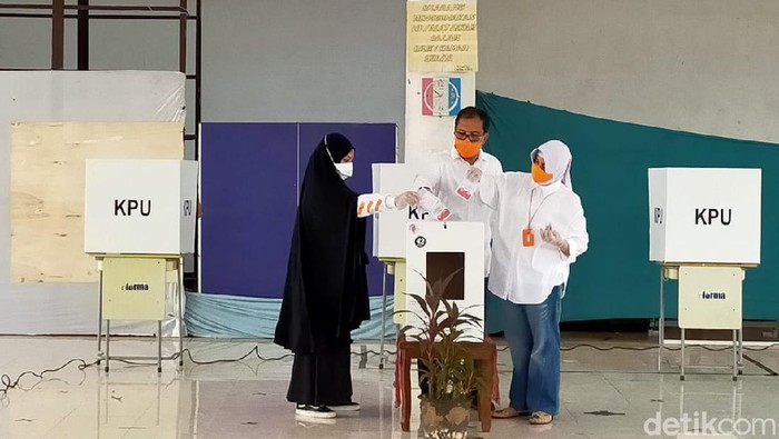 Cawalkot Makassar nomor urut 1 Danny Pomanto mencoblos ke TPS