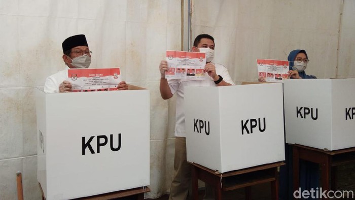 Cawalkot Makassar nomor urut 2 Munafri Arifuddin mencoblos dengan didampingi istri dan mertuanya, Aksa Mahmud (Hermawan-detikcom).