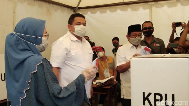 Cawalkot Makassar nomor urut 2 Munafri Arifuddin mencoblos dengan didampingi istri dan mertuanya, Aksa Mahmud (Hermawan-detikcom).