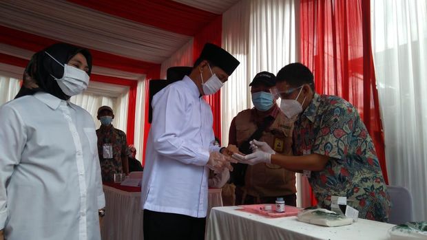 Cawalkot Tangsel Muhamad ditemani pasangannya di Pilkada Tangsel, Rahayu Saraswati nyoblos di TPS 29 (Foto: Adhyasta Dirgantara/detikcom)