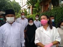 Ditemani Sara, Cawalkot Tangsel Muhamad Nyoblos di TPS 29 Ciputat