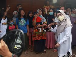 Usai Nyoblos, Cawalkot Tangsel Azizah Sapa Warga Minta Dukungan