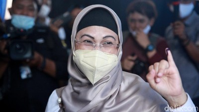 Azizah Nyoblos Pilkada Tangsel