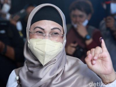 Azizah Nyoblos Pilkada Tangsel