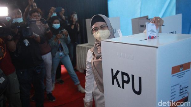 Cawalkot Tangerang Selatan (Tangsel) Siti Nur Azizah Ma'ruf mencoblos di TPS 8 Pondok Pucung, Kecamatan Pondok Aren, Tangsel. Usai mencoblos, Siti Nur Azizah menyapa warga.