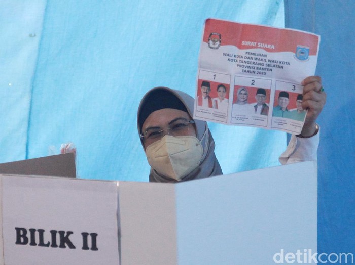 Cawalkot Tangerang Selatan (Tangsel) Siti Nur Azizah Maruf mencoblos di TPS 8 Pondok Pucung, Kecamatan Pondok Aren, Tangsel. Usai mencoblos, Siti Nur Azizah menyapa warga.