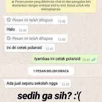 Lah gimana ceritanya ini dari cetak polaroid tiba-tiba jadi nanya jual sepatu? Pasti penjualnya antara pengen ketawa sambil emosi nih bacanya. Foto: Instagram/newdrama.olshop