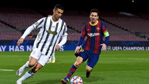 BARCELONA, SPAIN - DECEMBER 08: Cristiano Ronaldo of Juventus F.C. is put under pressure by Lionel Messi of Barcelona during the UEFA Champions League Group G stage match between FC Barcelona and Juventus at Camp Nou on December 08, 2020 in Barcelona, Spain. Sporting stadiums around Spain remain under strict restrictions due to the Coronavirus Pandemic as Government social distancing laws prohibit fans inside venues resulting in games being played behind closed doors. (Photo by David Ramos/Getty Images)