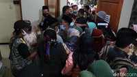 Tak hanya itu, kedatangan Kang DS juga dikawal ketat oleh Banser dan ulama di Kabupaten Bandung. Isak tangis juga terjadi saat Kang DS masuk ke dalam rumahnya. Dadang yang maju bersama Sahrul Gunawan langsung dipeluk oleh keluarganya.
