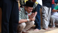 Setelah itu, Kang DS langsung naik ke atas balkon rumah miliknya untuk memberikan ucapan terimakasih kepada warga yang menyambutnya.