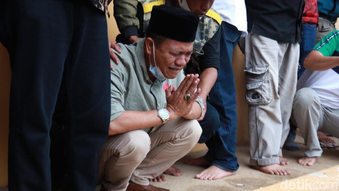 Ratusan warga dan pendukung sambut kedatangan cabup bandung Dadang Supriatna di kampung halamannya di Kampung Saoan, Desa Tegalluar, Kabupaten Bandung.