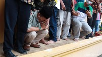 Sebelum memberikan sambutan, Kang DS tak hentinya menangis dan berjongkok di hadapan warga dan para pendukung. Kedua tangannya terus mengusap air mata yang membasahi pipinya.
