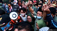 Pantauan detikcom, Rabu (9/12/2020) sore, kedatangan Dadang Supriatna atau disapa Kang DS disambut lantunan salawat oleh ratusan orang. 
