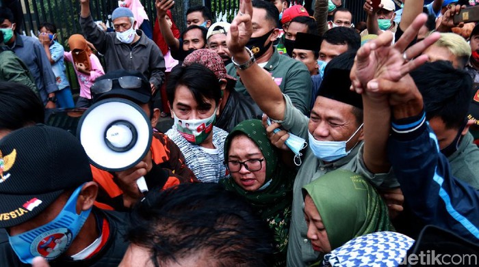 Dadang Supriatna Disambut Ratusan Warga Desa Tegalluar Ratusan warga dan pendukung sambut kedatangan cabup bandung Dadang Supriatna di kampung halamannya di Kampung Saoan, Desa Tegalluar, Kabupaten Bandung.