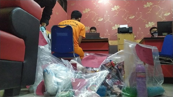 DH, pedagang asal Garut ditangkap polisi gegara jual barang kadaluarsa.
