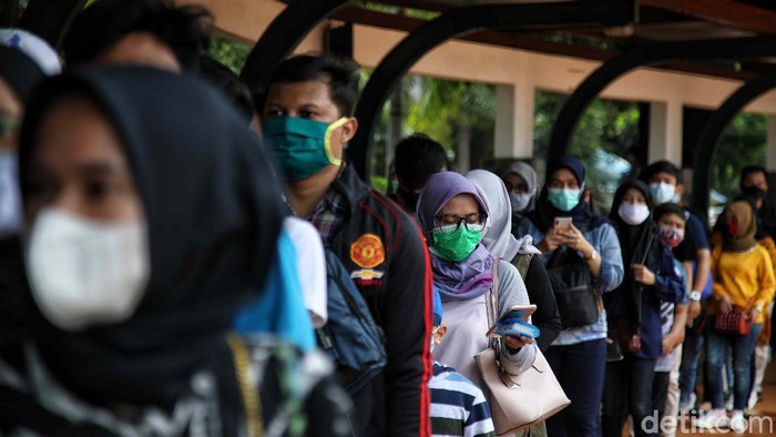 Ratusan warga mengantre di Pintu Masuk Dufan kawasan Ancol, Jakarta Utara, Rabu (9/12/2020).