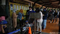 Tak hanya orang dewasa, tampak anak kecil pun ikut dalam antrean panjang tersebut.  