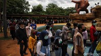 Dampaknya, warga mengantre panjang untuk bisa masuk ke kawasan Dufan.  