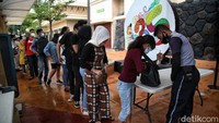 Warga harus mengantre untuk melakukan pemeriksaan tiket dan barang.  