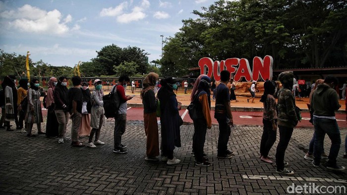 Ratusan warga mengantre di Pintu Masuk Dufan kawasan Ancol, Jakarta Utara, Rabu (9/12/2020).