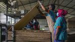 Geliat Produksi Kayu Lapis Ekspor di Batang