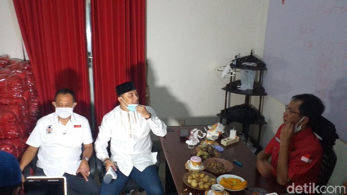 Paslon nomor urut 01 Eri Cahyadi-Armuji jumpa pers di posko pemenangan, Jalan Setail. Jumpa pers digelar setelah dalam hitung cepat keduanya unggul sementara.