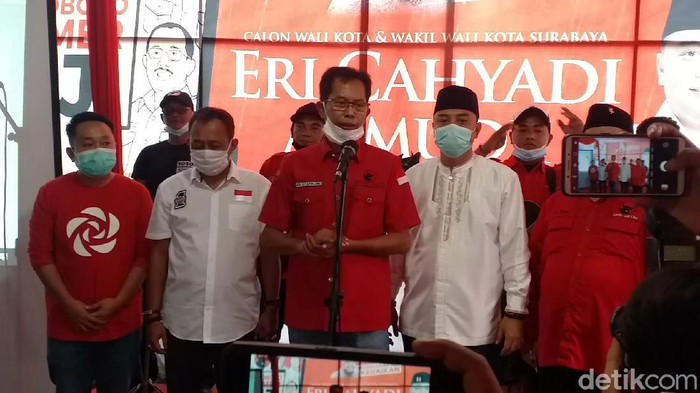 Paslon nomor urut 01 Eri Cahyadi-Armuji jumpa pers di posko pemenangan, Jalan Setail. Jumpa pers digelar setelah dalam hitung cepat keduanya unggul sementara.