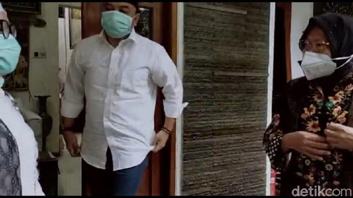 Eri Cahyadi ke rumah Wali Kota Risma