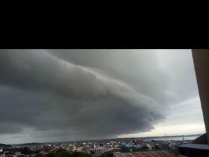 Fenomena Awan Tsunami Hebohkan Warga Parepare Sulsel