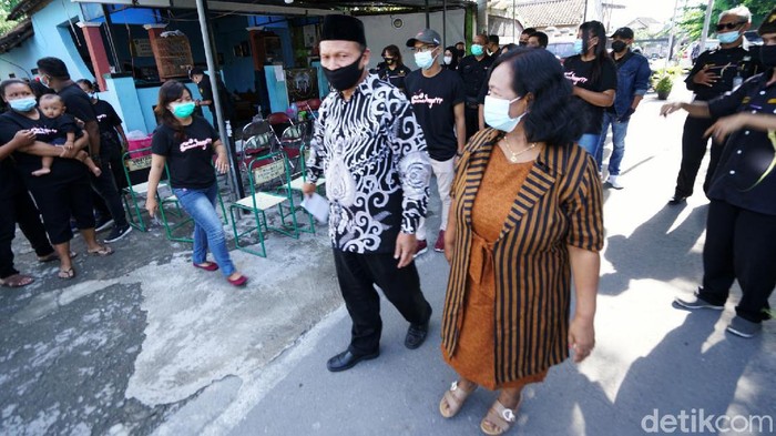 FX Supardjo Nyoblos Cawali dari Bajo FX Supardjo mencoblos dengan sederhana di TPS 028 sekitar pukul 08.30 di TPS 28 Karangturi Pajang Laweyan Solo. Cawawali didampingi pendukung dari Tikus Pithi Hananta Baris melakukan coblosan.