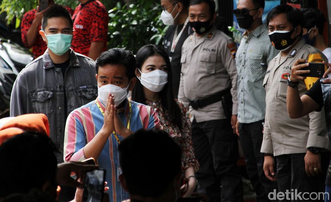 Gibran Rakabuming memilih di TPS 22 Manahan, Solo, Jawa Tengah, Rabu (9/12/2020). Ia datang bersama istrinya, Selvi Ananda, dan adiknya, Kaesang Pangarep. Untuk momen penting tersebut, Gibran tampil semi-formal dengan kemeja biru yang dihiasi garis vertikal berwarna merah dan slim jeans berwarna hitam, serta masker putih. (Foto: Agung Mardika)