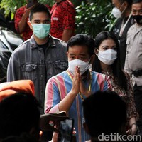 Gibran Rakabuming memilih di TPS 22 Manahan, Solo, Jawa Tengah, Rabu (9/12/2020). Ia datang bersama istrinya, Selvi Ananda, dan adiknya, Kaesang Pangarep. Untuk momen penting tersebut, Gibran tampil semi-formal dengan kemeja biru yang dihiasi garis vertikal berwarna merah dan slim jeans berwarna hitam, serta masker putih. (Foto: Agung Mardika)
