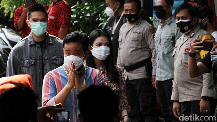 Calon Wali Kota Solo nomor urut 1 Gibran Rakabuming Raka mencoblos di TPS 22 Kelurahan Manahan, Banjarsari, Solo, Rabu (9/12/2010). Dia nyoblos dengan didampingi istrinya, Selvi Ananda dan adiknya, Kaesang Pangarep.