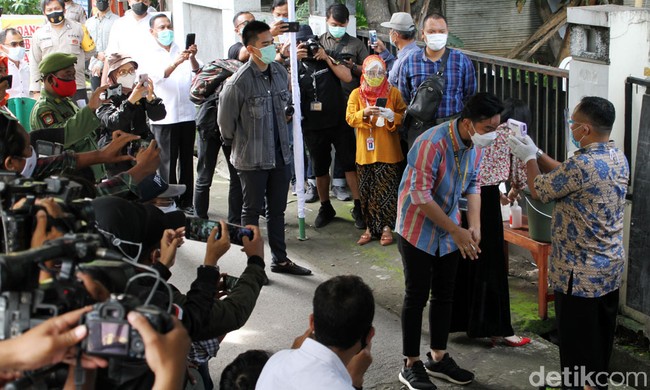 Untuk melengkapi gayanya, pria 33 tahun itu mengandalkan sneakers hitam. Selvi pun tak kalah stylish dengan blus floral dan clutch Gucci merah yang senada. Menurut quick count Charta Politika pada Rabu sore, pasangan Gibran Rakabuming dan Teguh Prakosa unggul 87,15 persen. (Foto: Agung Mardika)