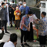 Untuk melengkapi gayanya, pria 33 tahun itu mengandalkan sneakers hitam. Selvi pun tak kalah stylish dengan blus floral dan clutch Gucci merah yang senada. Menurut quick count Charta Politika pada Rabu sore, pasangan Gibran Rakabuming dan Teguh Prakosa unggul 87,15 persen. (Foto: Agung Mardika)