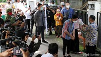 Gibran dicek suhu tubuhnya sebelum memasuki TPS untuk melakukan pencoblosan.