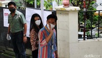 Gibran sempat menyapa warga saat akan memasuki TPS.