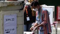 Petugas juga memberikan sarung tangan sekali pakai kepada Gibran sebelum melakukan pencoblosan.