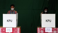 Gibran dan Selvi melakukan pencoblosan.