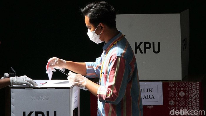 Calon Wali Kota Solo nomor urut 1 Gibran Rakabuming Raka mencoblos di TPS 22 Kelurahan Manahan, Banjarsari, Solo, Rabu (9/12/2010). Dia nyoblos dengan didampingi istrinya, Selvi Ananda dan adiknya, Kaesang Pangarep.