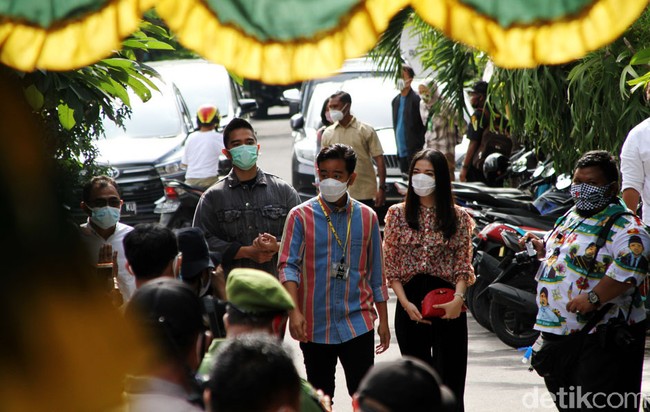 Pilkada akhir tahun ini terasa berbeda. Tak hanya karena terjadi di tengah pandemi, tapi juga dua anggota keluarga  Presiden RI Joko Widodo ikut beradu. Putra sulung Jokowi,  Gibran Rakabuming, maju sebagai calon wali kota Solo. Sementara itu mantunya, Bobby Nasution, mengincar posisi wali kota Medan. (Foto: Agung Mardika)