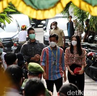 Pilkada akhir tahun ini terasa berbeda. Tak hanya karena terjadi di tengah pandemi, tapi juga dua anggota keluarga  Presiden RI Joko Widodo ikut beradu. Putra sulung Jokowi,  Gibran Rakabuming, maju sebagai calon wali kota Solo. Sementara itu mantunya, Bobby Nasution, mengincar posisi wali kota Medan. (Foto: Agung Mardika)