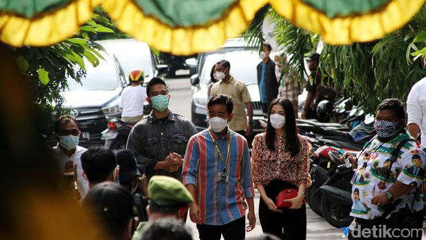 Calon Wali Kota Solo nomor urut 1 Gibran Rakabuming Raka mencoblos di TPS 22 Kelurahan Manahan, Banjarsari, Solo, Rabu (9/12/2010). Dia nyoblos dengan didampingi istrinya, Selvi Ananda dan adiknya, Kaesang Pangarep.