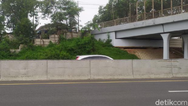 Goresan di pembatas jalan Tol Japek KM 51
