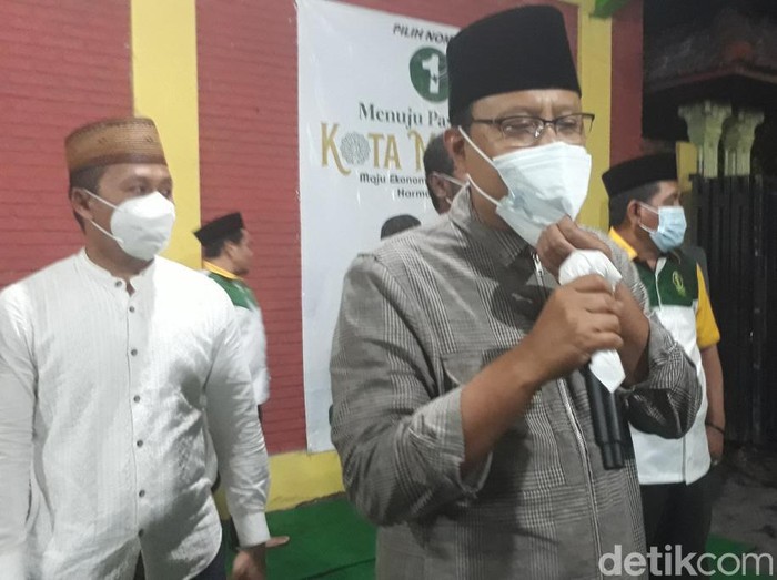 Wali Kota Surabaya Tri Rismaharini larut dalam perayaan kemenangan paslon Eri Cahyadi-Armuji, berdasarkan hitung cepat. Risma menyambangi posko pemenangan sekaligus kantor DPC PDIP Surabaya, Jalan Setail.