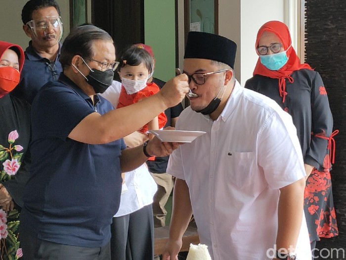 Cabup Kediri, Hanindhito Himawan Pramana datang ke TPS menggunakan sepatu almarhum Taufiq Keimas. Sebelum menggunakan hak pilihnya, cabup yang akrab disapa Mas Dhito ini menggelar sungkeman dan tumpengan.