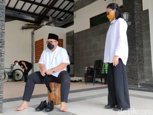 Cabup Dhito Nyoblos Pakai Sepatu Almarhum Taufiq Kiemas